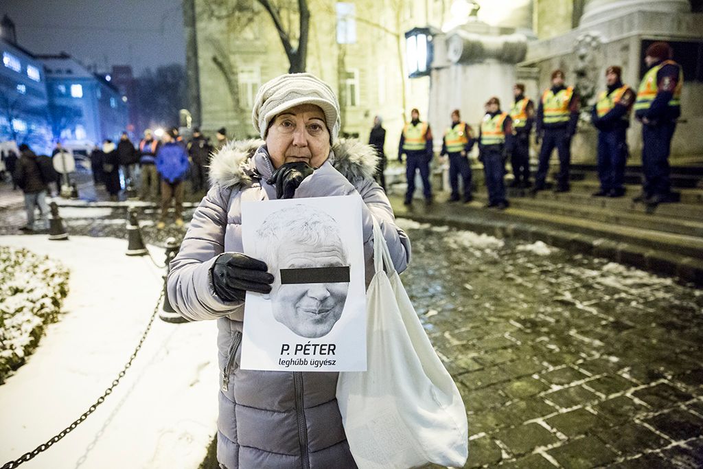 Budapest, 2019. január 23. Résztvevők az Ismeretlen tettesek tüntetése címmel meghirdetett ellenzéki demonstráción Budapesten, a Legfőbb Ügyészség épületénél 2019. január 23-án. Fotó: Horváth Péter Gyula