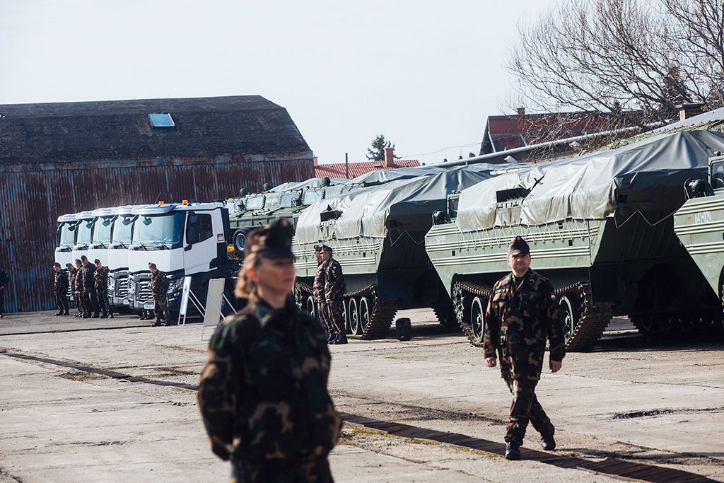 Kétmilliárd forintos beszerzés katasztrófavédelemre a Magyar Honvédség katasztrófavédelmi beavatkozási képességének fejlesztése érdekében, több mint kétmilliárd forint értékben beszerzett eszközök átadásán a Magyar Honvédség XVI. kerületi anyagellátó raktárbázisán Fotó: Horváth Péter Gyula