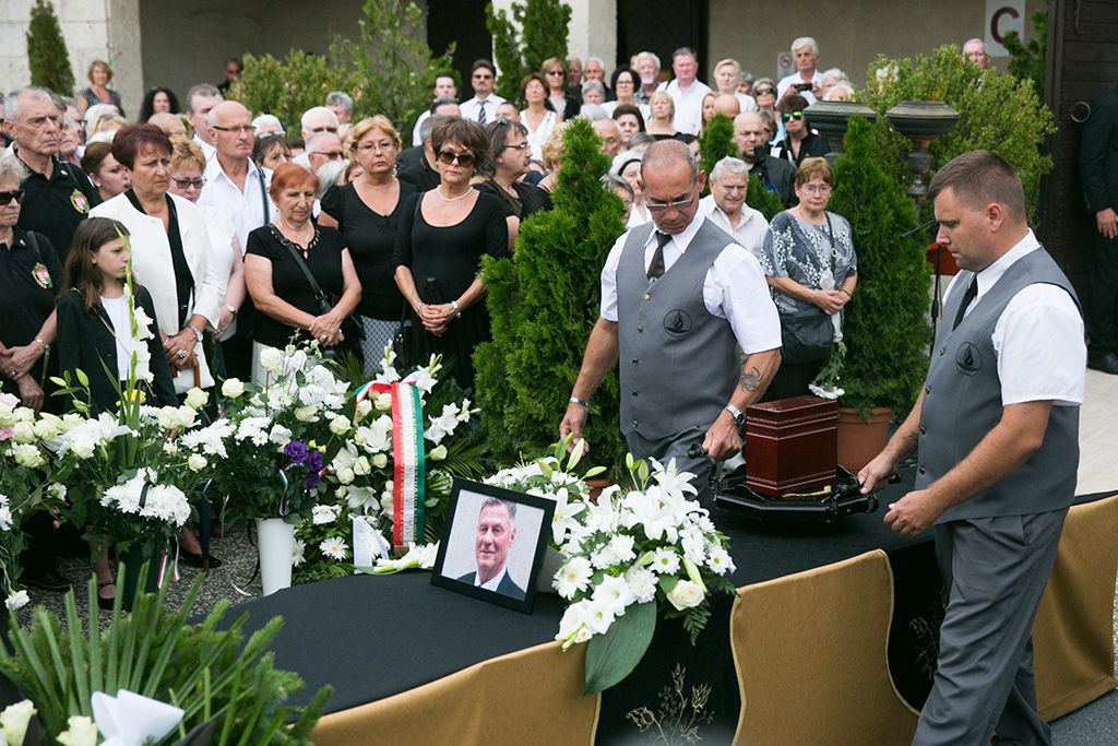Nagy tömeg részvételével búcsúztatták el Lovas Istvánt, majd a búcsúztató és az egykori munkatársak beszédei után szűk családi körben helyezték végső nyugalomra az újságíró hamvait. A temetésen sajtóklubos kollégái, Bencsik András és Bayer Zsolt, valamint egykori Szabad Európa rádiós munkatársa, Rajki László mondtak beszédet. Fotó: Horváth Péter Gyula