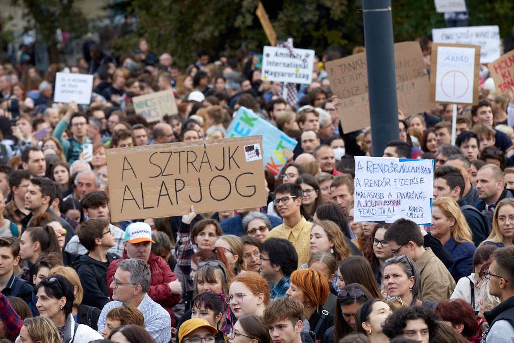 Diákok és tanárok tüntetnek a Margithídnál 31 20221005 -- fotó - Hatlaczki Balázs