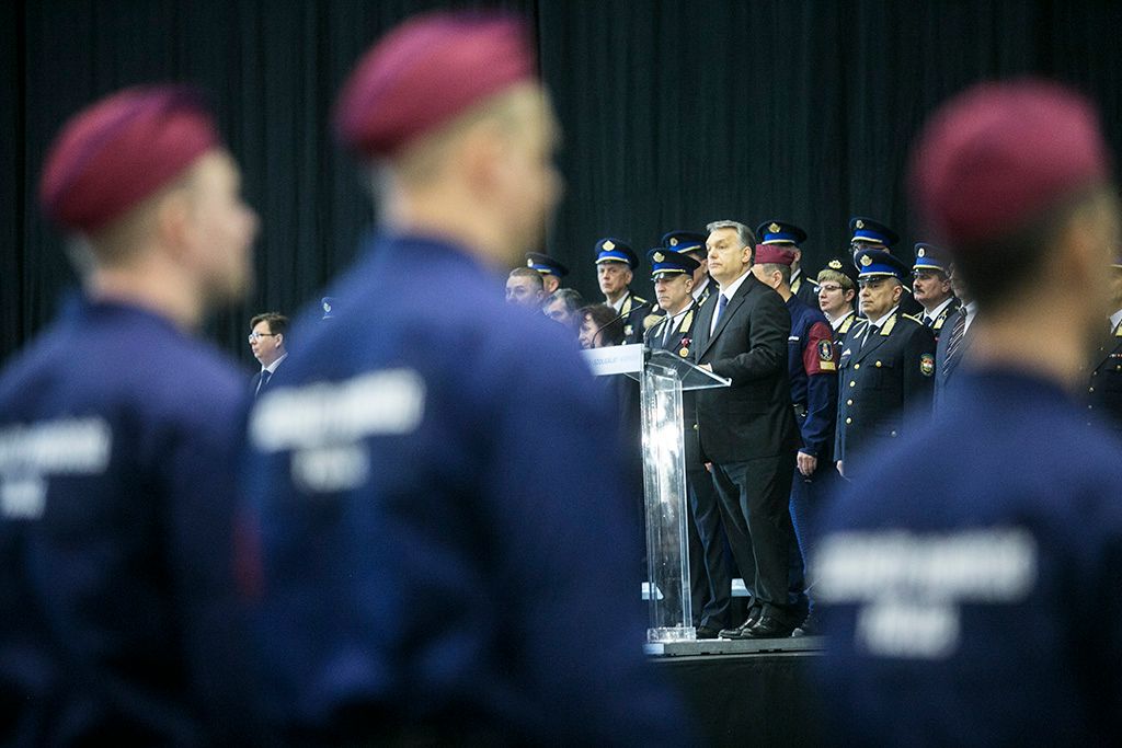 Orbán Viktor miniszterelnök a határvadászképzés második és harmadik ütemében kinevezett tiszthelyettesek ünnepélyes eskütételén a budapesti Hungexpón Fotó: Horváth Péter Gyula