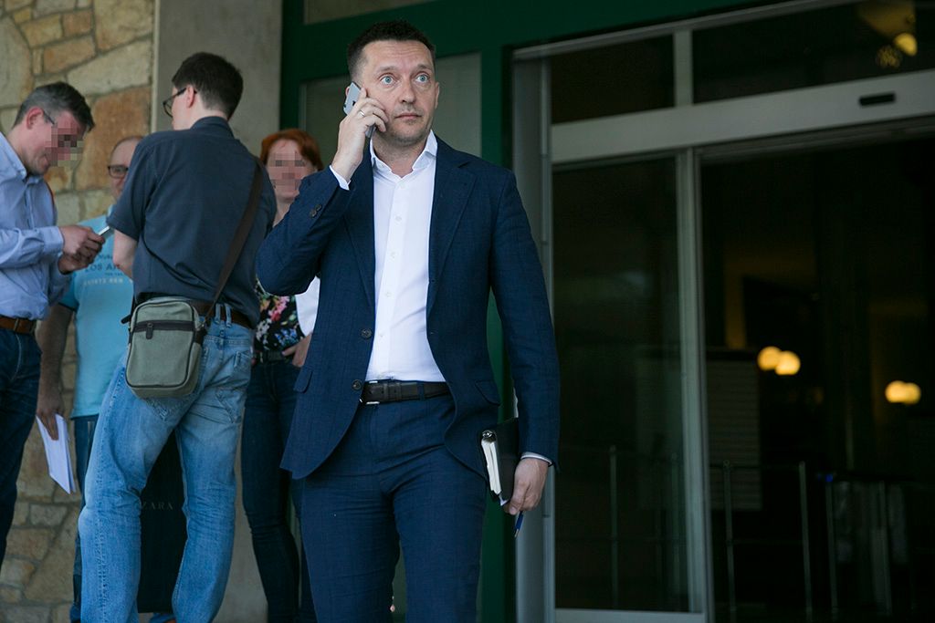 Fidesz-frakció zárt alakuló ülése után Rogán Antal, a Miniszterelnöki Kabinetirodát vezető minisztere távozik a Képviselői Irodaházból . Fotó: Horváth Péter Gyula