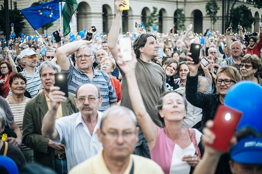 Résztvevők a 3.0 Mi vagyunk a többség - Tüntetés a demokráciáért! címmel meghirdetett demonstráción Budapesten, a Kossuth Lajos téren 2018. május 9-én. Fotó: Horváth Péter Gyula