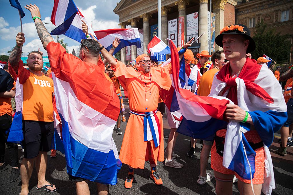 Bulival hangoltak a holland szurkolók az esti mérkőzésre 24-HPGy