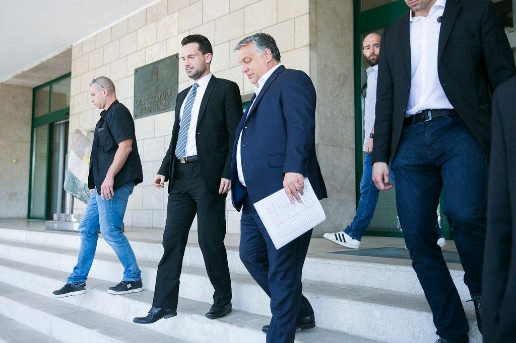 Fidesz-frakció zárt alakuló ülése után távoznak a Képviselői Irodaházból a Fidesz-frakció képviselői.  Fotó: Horváth Péter Gyula