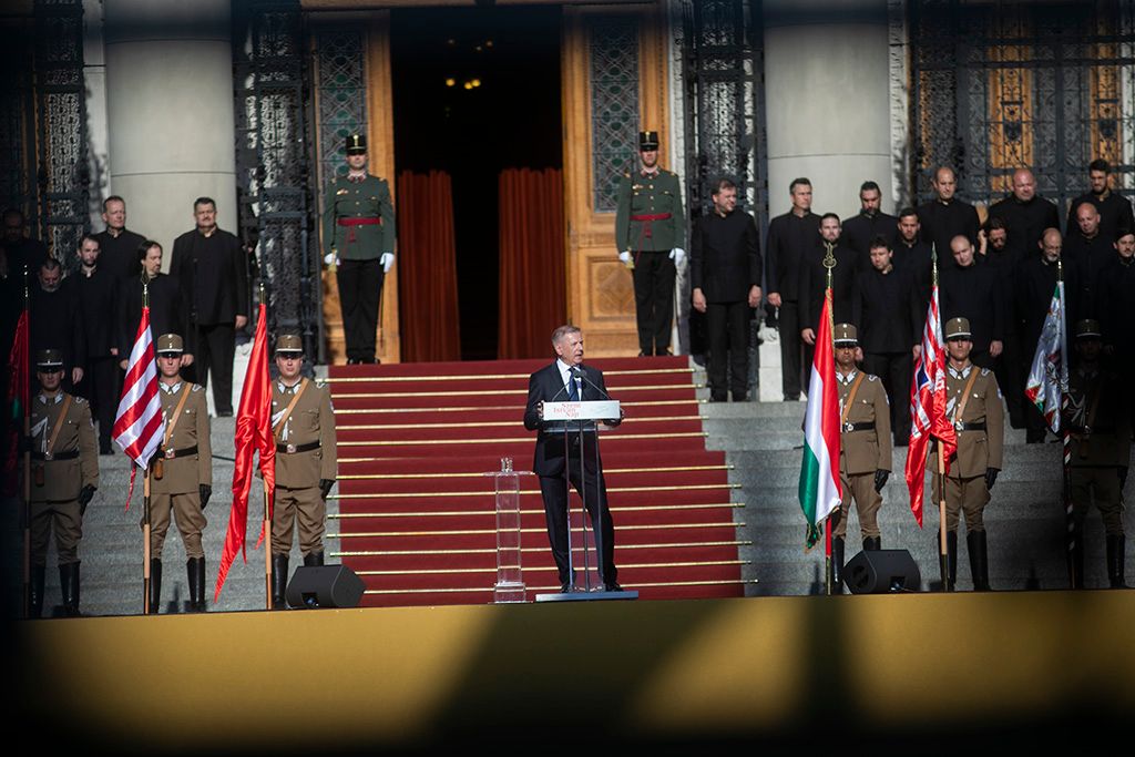 Díszünnepség és tisztavatás a Kossuth téren 9-HPGy