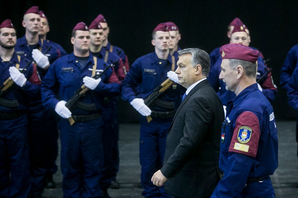 Orbán Viktor miniszterelnök a határvadászképzés második és harmadik ütemében kinevezett tiszthelyettesek ünnepélyes eskütételén a budapesti Hungexpón Fotó: Horváth Péter Gyula