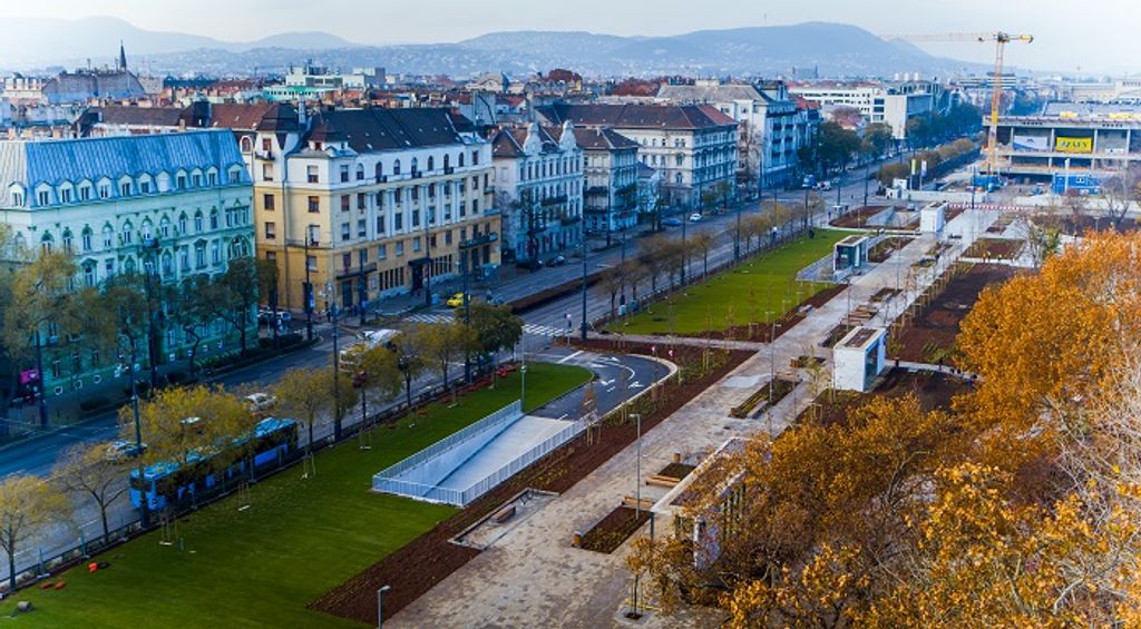 Több mint tízezer négyzetméternyi új zöldfelület jött létre a korábbi lebetonozott parkoló helyén