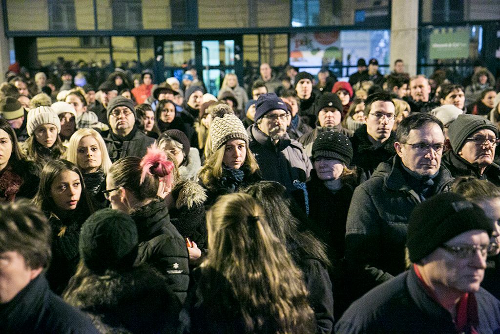 Megemlékezést tartottak a pének éjjel olaszországi buszbalesetben elhunytak gimnáziuma előtt Fotó: Horváth Péter Gyula