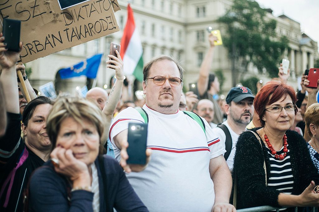 Résztvevők a 3.0 Mi vagyunk a többség - Tüntetés a demokráciáért! címmel meghirdetett demonstráción Budapesten, a Kossuth Lajos téren 2018. május 9-én. Fotó: Horváth Péter Gyula