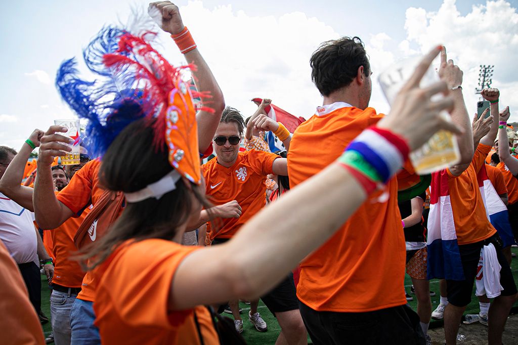 Bulival hangoltak a holland szurkolók az esti mérkőzésre 9-HPGy