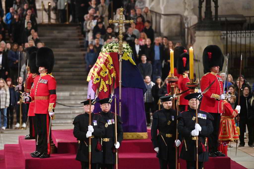 Õrségváltás II. Erzsébet királynõ ravatalánál, a londoni Westminster-csarnokban 2022. szeptember 18-án. MTI