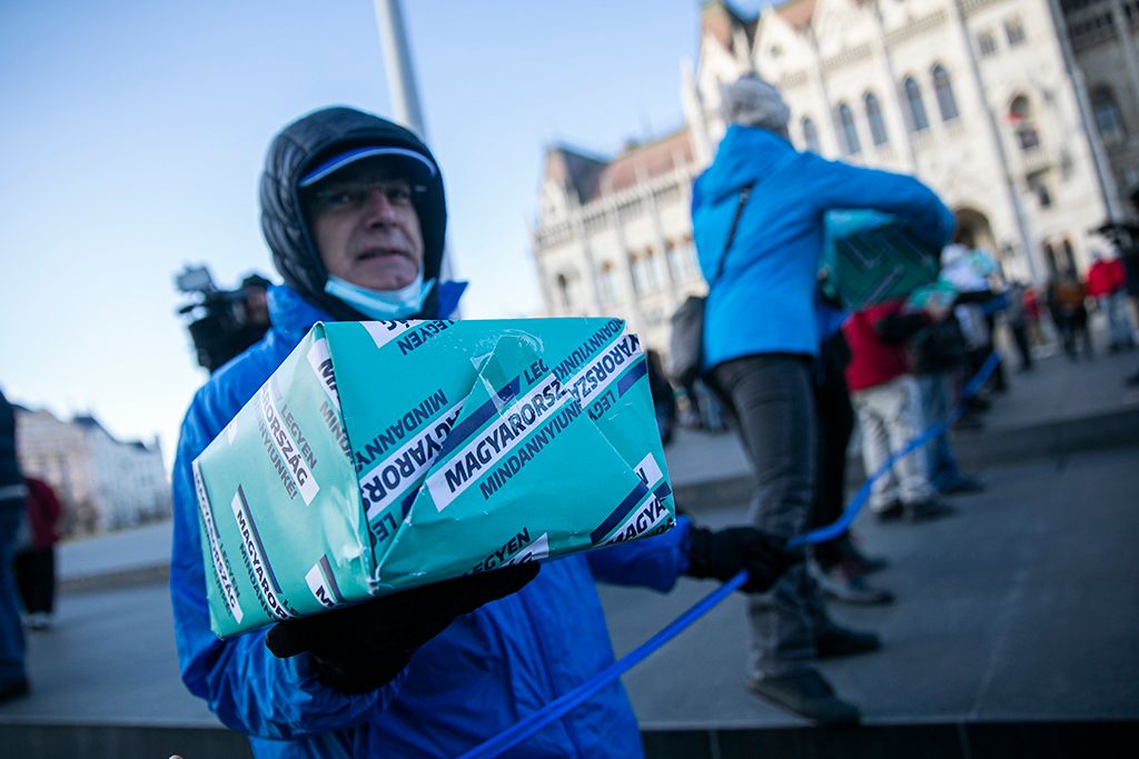 Élőlánccal viszi az ellenzék az aláírásokat a választási irodához 19-HPGy