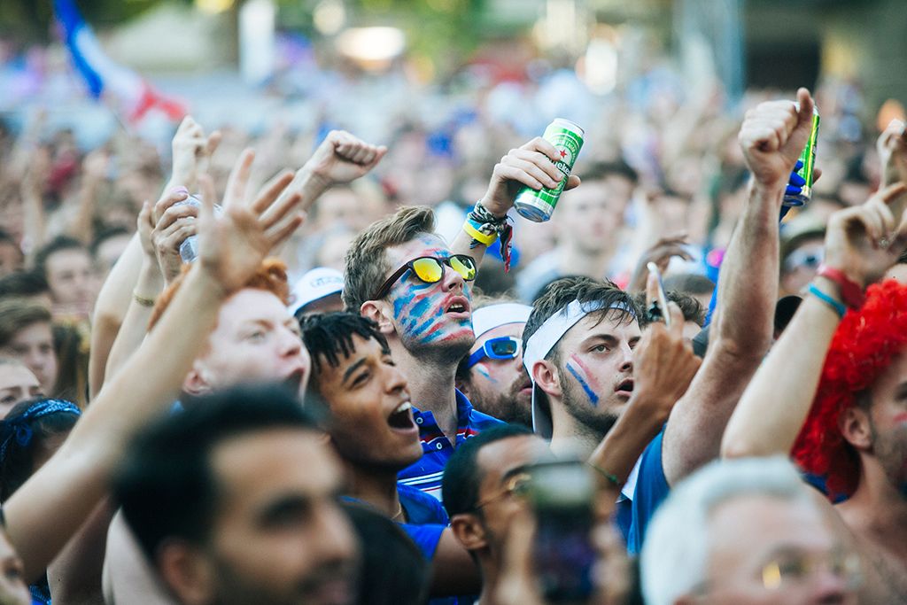Budapest, 2018. július 15. Francia szurkolók az oroszországi labdarúgó-világbajnokság Franciaország - Horvátország döntőjének közvetítése alatt Budapesten, a Szabadság téren  Fotó: Horváth Péter Gyula