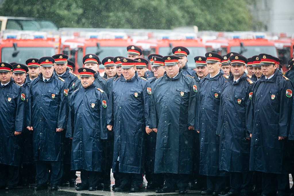 Új tűzoltóautók az átadóünnepségen a Hősök terén 2017. szeptember 21-én. Huszonöt új tűzoltóautóval bővűl a katasztrófavédelem járműparkja a járművek 16 megyébe kerülnek, összértékük meghaladja a hárommilliárd forintot. Fotó: Horváth Péter Gyula