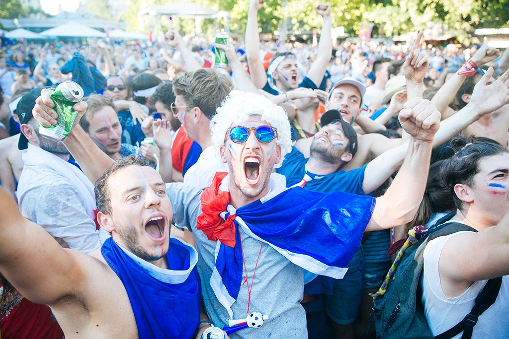 Budapest, 2018. július 15. Francia szurkolók az oroszországi labdarúgó-világbajnokság Franciaország - Horvátország döntőjének közvetítése alatt Budapesten, a Szabadság téren  Fotó: Horváth Péter Gyula