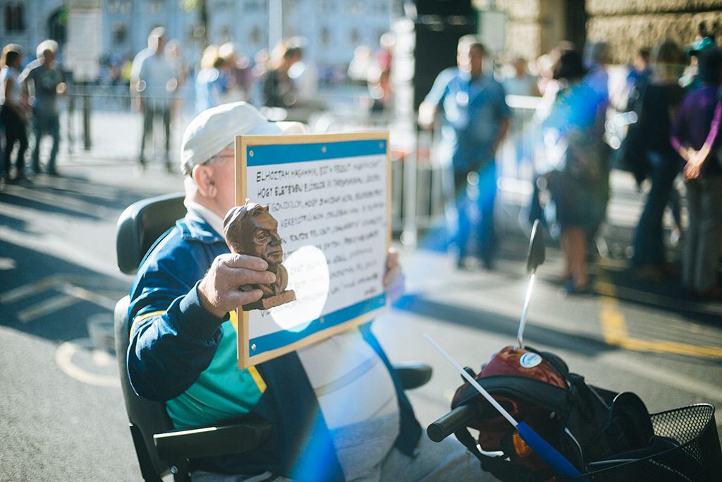 A Demokratikus Koalíció (DK) Utcára, európai magyarok! címmel meghirdetett kormányellenes demonstrációjának résztvevői a belvárosi Kossuth Lajos tér és Alkotmány utca sarkánál 2018. szeptember 18-án. Fotó: Horváth Péter Gyula