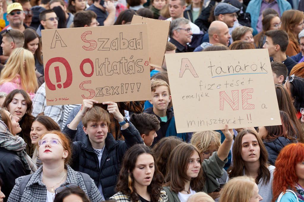 Diákok és tanárok tüntetnek a Margithídnál 52 20221005 -- fotó - Hatlaczki Balázs