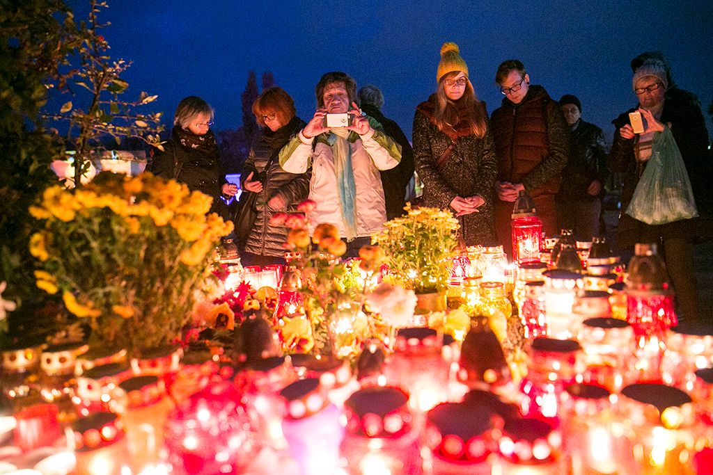 Emlékezők a Budapesti Farkasréti temetőben Mindszentek napján. Fotó: Horváth Péter Gyula