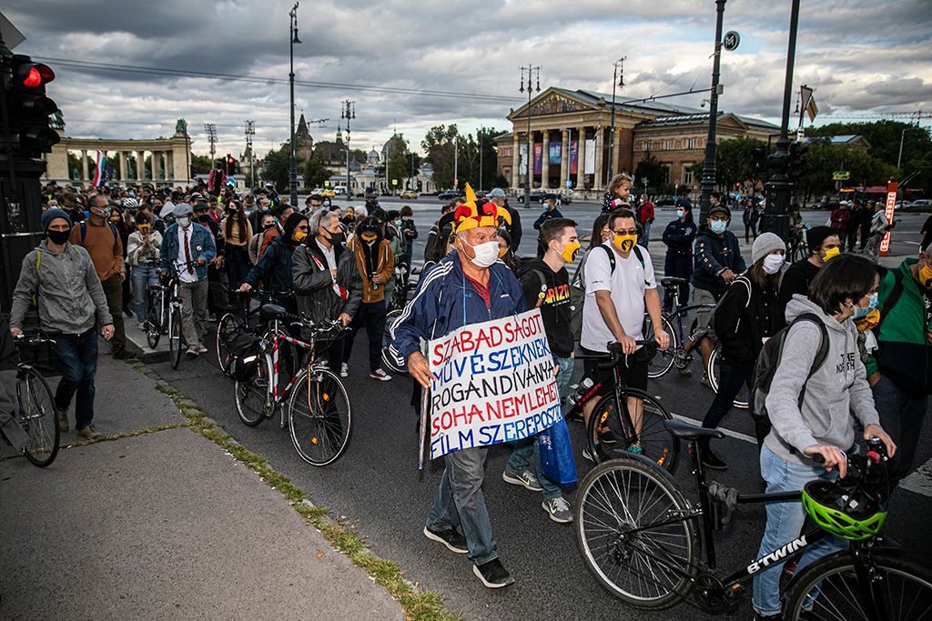 Karnevált szerveztek az SZFE autonómiájáért 25-HPGy