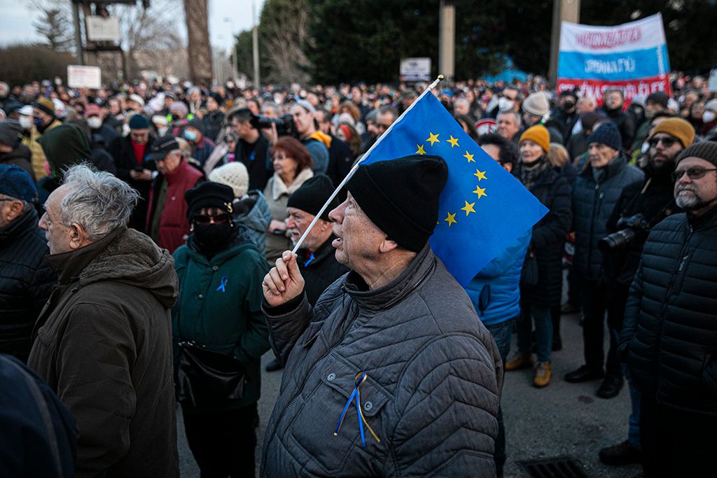 Tüntet az ellenzék az MTVA székháza előtt a közmédia ellen 3-HPGy