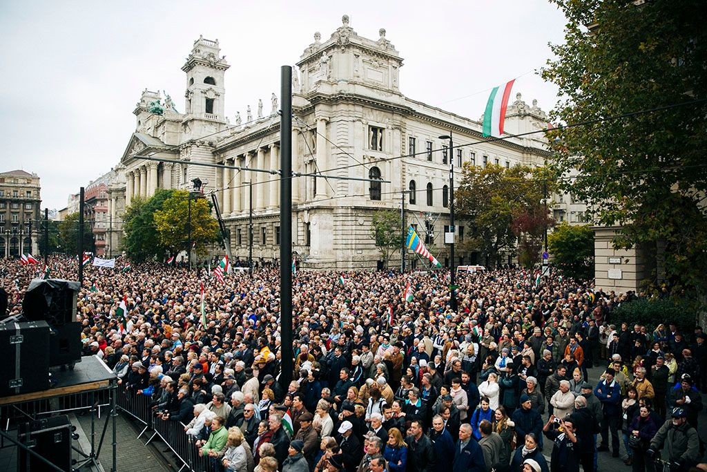Budapest, 2016. október 23. Orbán Viktor miniszterelnök beszédet mond az 1956-os forradalom és szabadságharc 60. évfordulója alkalmából, 1956-2016 - A szabad Magyarországért! címmel tartott díszünnepségen az Országház előtti Kossuth Lajos téren 2016. október 23-án. Fotó: Horváth Péter Gyula