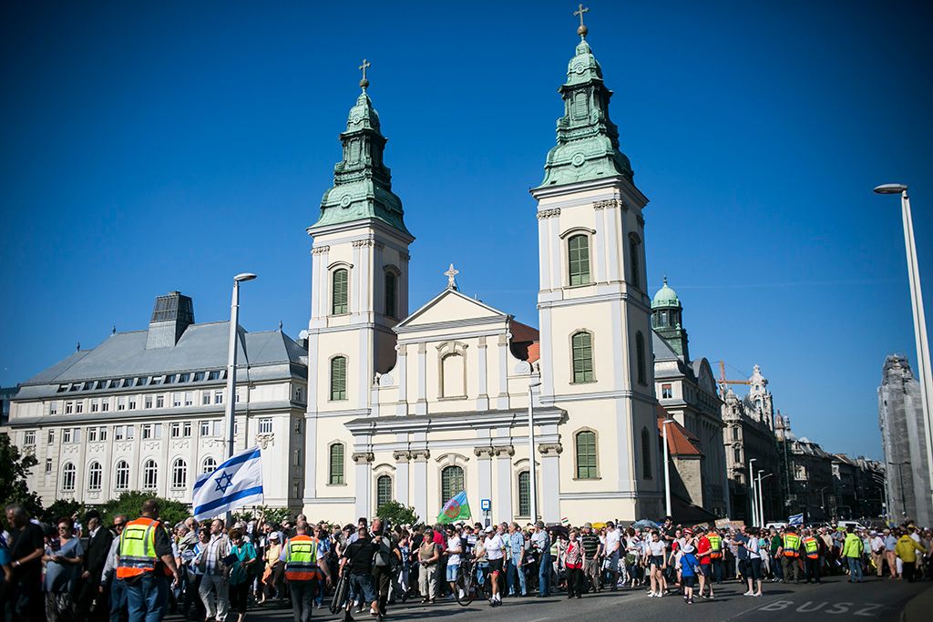 Az Élet menetének résztvevői  Budapesten, az Erzsébet híd pesti hídfőjénél 2018. május 13-án. A holokauszt áldozataira emlékező emléksétát tizenhatodik alkalommal rendezték meg. Fotó: Horváth Péter Gyula