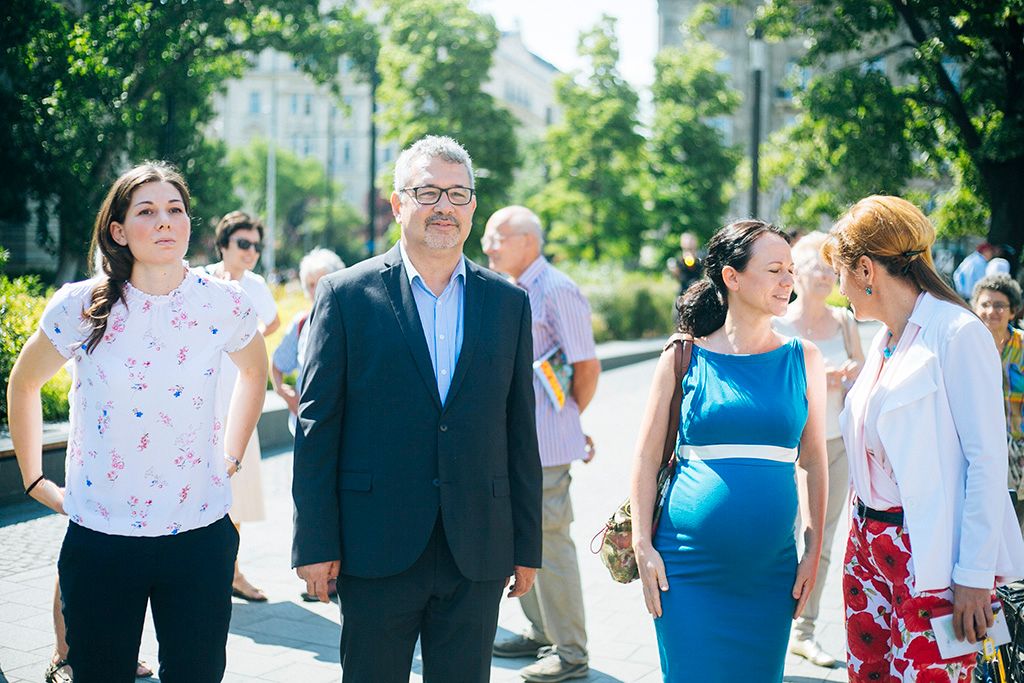 Szolidaritási akció a Parlamentnél a "Stop Soros" törvénycsomag ellen   Résztvevők egy szív alakú piros léggömb előtt az Amnesty International (AI) "Stop Soros" törvénycsomag ellen tartott szolidaritási akcióján a Parlament előtti Kossuth téren 2018. június 4-én. A képviselők június 5-én folytatják le az egyes törvényeknek a jogellenes bevándorlás elleni intézkedésekkel kapcsolatos módosításáról szóló törvényjavaslat, azaz a "Stop Soros" vitáját. Fotó: Horváth Péter Gyula
