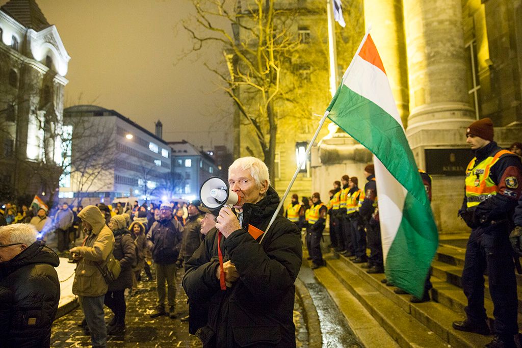 Budapest, 2019. január 23. Résztvevők az Ismeretlen tettesek tüntetése címmel meghirdetett ellenzéki demonstráción Budapesten, a Legfőbb Ügyészség épületénél 2019. január 23-án. Fotó: Horváth Péter Gyula