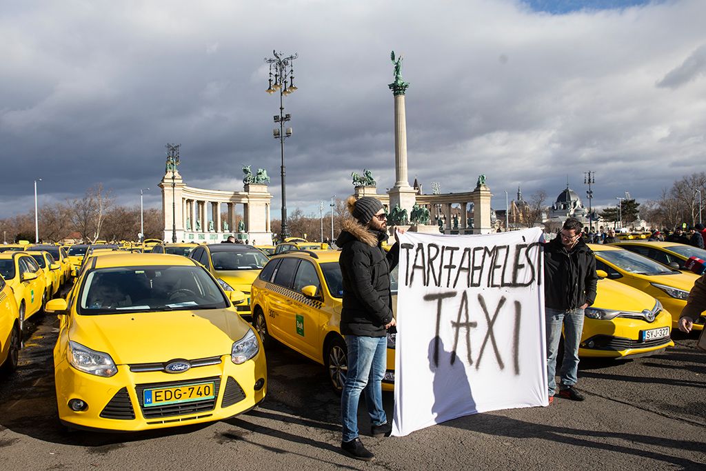 Látványos taxis demonstráció volt Budapesten a Hősök terén 13-HPGy