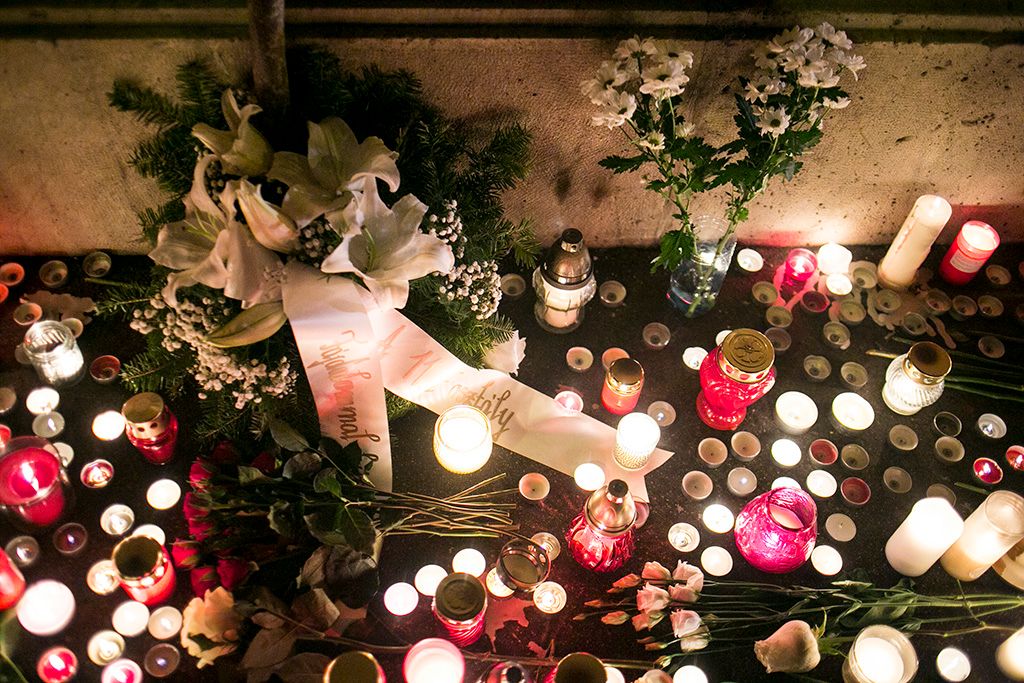 Megemlékezést tartottak a pének éjjel olaszországi buszbalesetben elhunytak gimnáziuma előtt Fotó: Horváth Péter Gyula