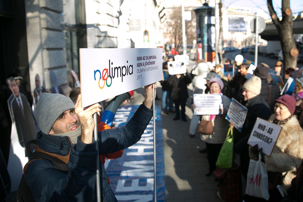 Quaestor Károsultak Közössége demonstrációt tart a Budapest 2024 Zrt. irodájánál.