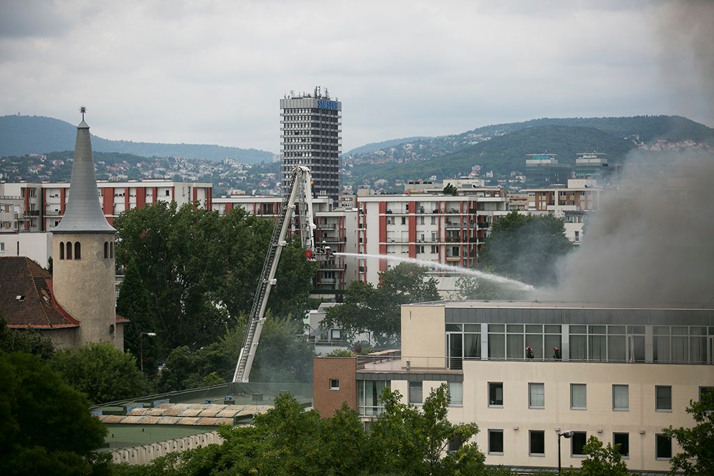 Füst gomolyog egy háromezer négyzetméteres, műszaki berendezéseket tároló raktárépület felett a XIII. kerületi Frangepán utcában  Fotó: Horváth Péter Gyula