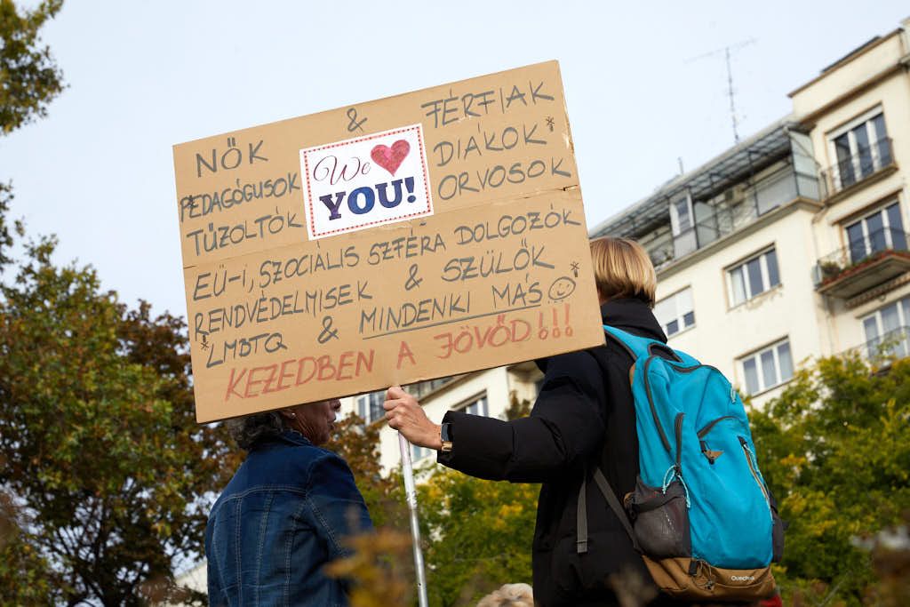 Diákok és tanárok tüntetnek a Margithídnál 01 20221005 -- fotó - Hatlaczki Balázs