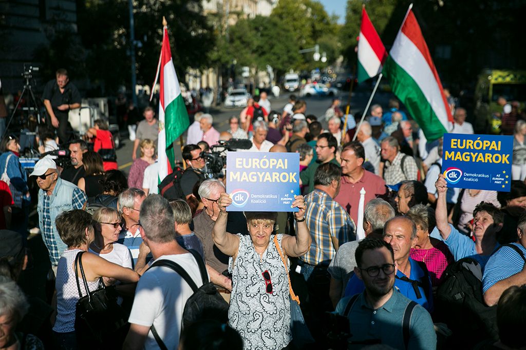 A Demokratikus Koalíció (DK) Utcára, európai magyarok! címmel meghirdetett kormányellenes demonstrációjának résztvevői a belvárosi Kossuth Lajos tér és Alkotmány utca sarkánál 2018. szeptember 18-án. Fotó: Horváth Péter Gyula
