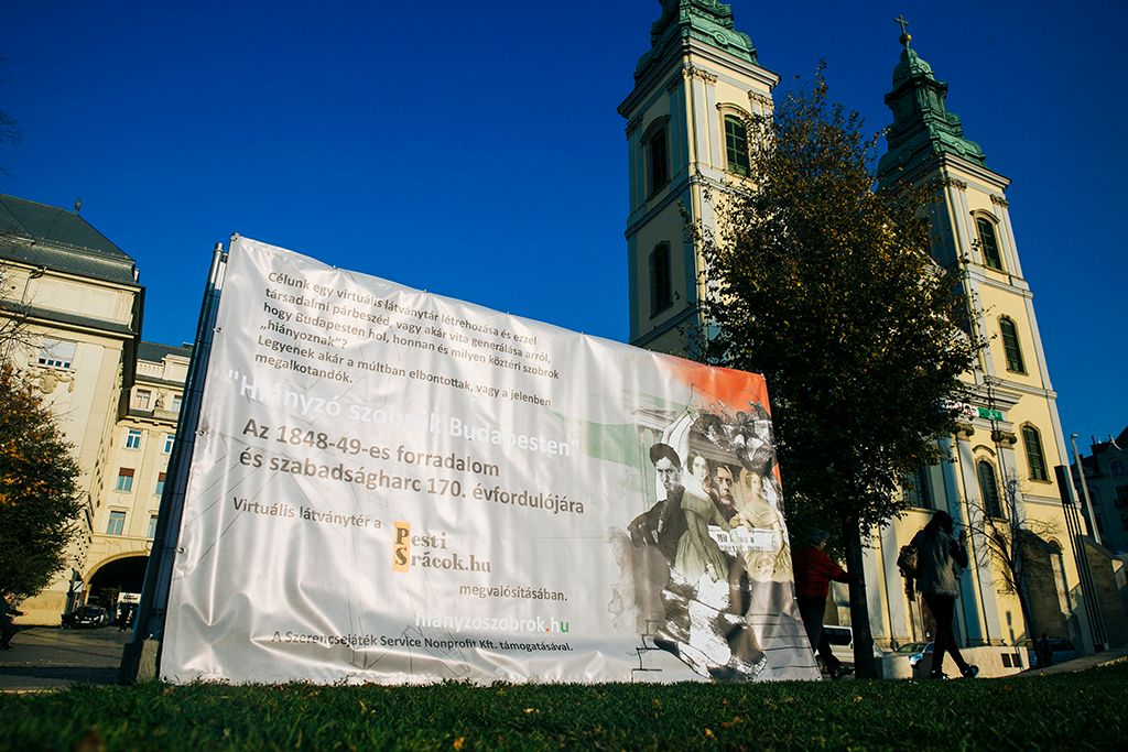 Hiányzó szobrok Március 15. tér Kokárda – szabadságunk szimbóluma Fotó: Horváth Péter Gyula