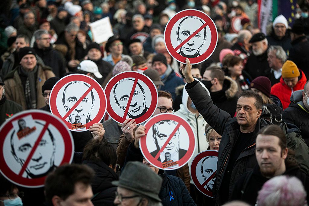 Tüntet az ellenzék az MTVA székháza előtt a közmédia ellen 1-HPGy