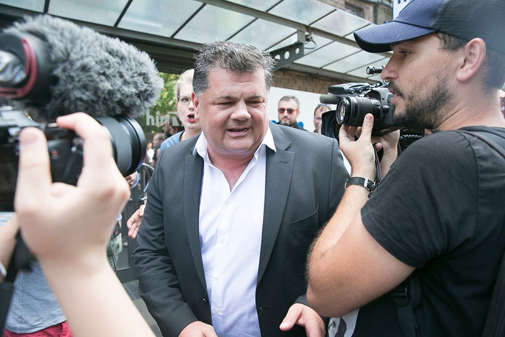 Nyerges Zsolt távozik a Hír TV épületéből. Fotó: Horváth Péter Gyula
