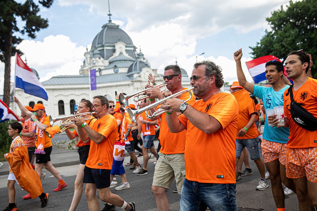 Bulival hangoltak a holland szurkolók az esti mérkőzésre 22-HPGy