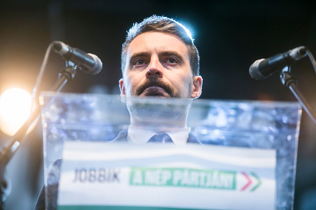 Vona Gábor, a Jobbik elnöke, miniszterelnök-jelöltje beszédet mond pártja ünnepségén, amelyet az 1848-49-es forradalom és szabadságharc kitörésének 170. évfordulója alkalmából tartottak a Batthyány-örökmécsesnél Fotó: Horváth Péter Gyula