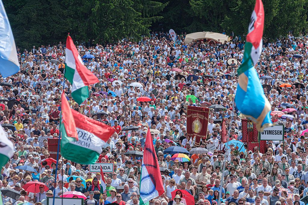 Résztvevők a csíksomlyói búcsú szentmiséjén a Kis- és Nagysomlyó-hegy közötti hegynyeregben Csíksomlyón 2022. június 4-én. MTI/Veres Nándor