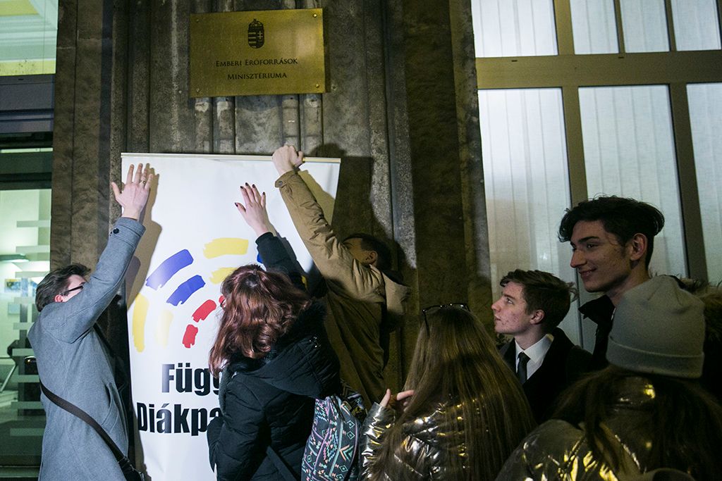 Mécseseket gyújtottak az Emberi Erőforrások Minisztériuma előtt a diáktüntetések szervezői, hogy így tiltakozzanak az oktatás helyzete ellen. A szervezők hat óráig várták, hogy választ kapjanak követeléseikre, de nem érkezett meg. Ezért a helyszínen bejelentették: magasabb szinthez fordulnak. Fotó: Horváth Péter Gyula
