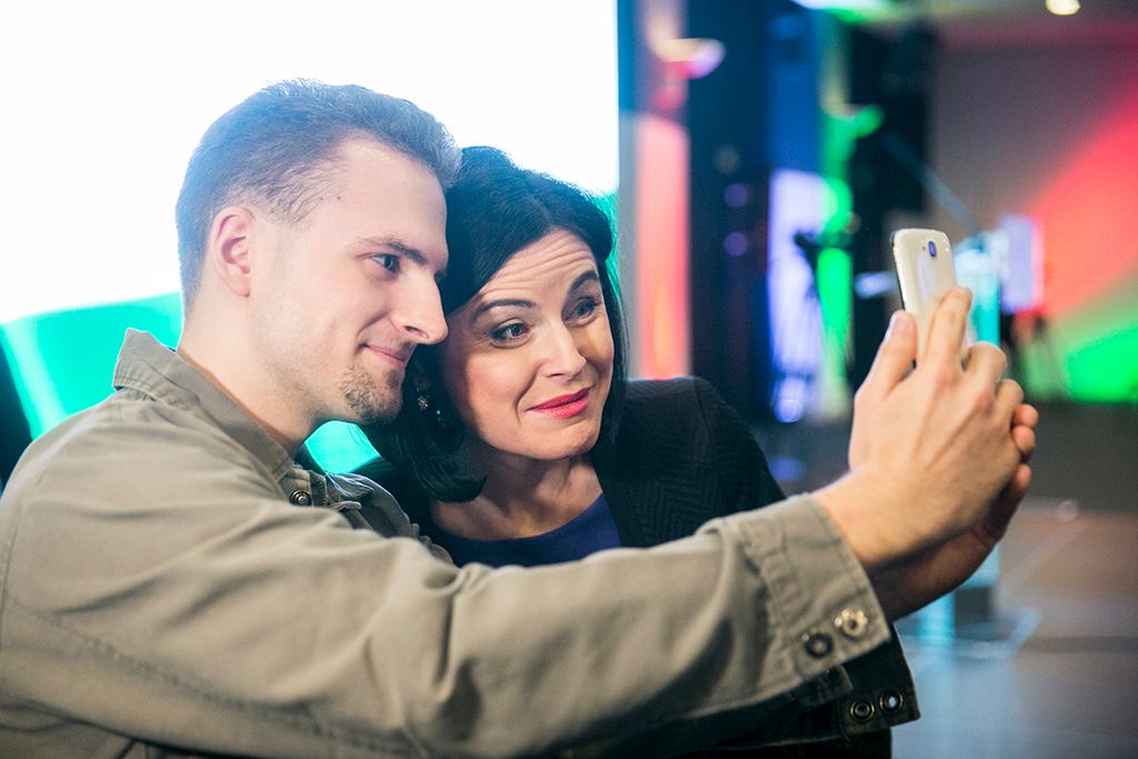 Kunhalmi Ágnes, az MSZP budapesti elnöke szelfizik egy rajongójával Fotó: Horváth Péter GyulaFotó: Horváth Péter Gyula