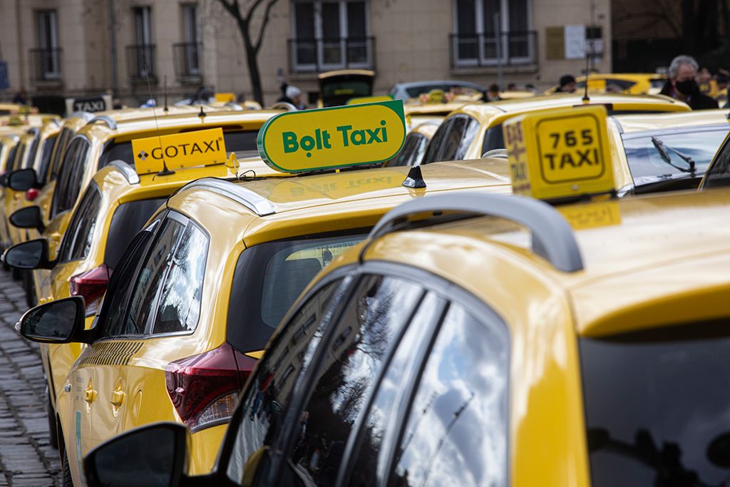 Látványos taxis demonstráció volt Budapesten a Hősök terén 11-HPGy