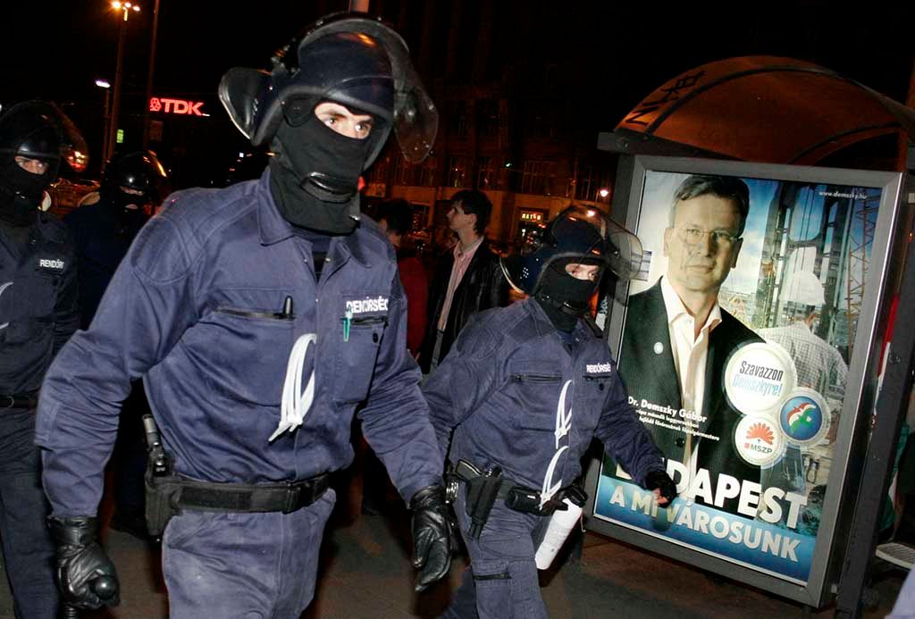 Budapest a mi városunk Demszky plakát előtt razzia Foto Horvath Peter Gyula 1