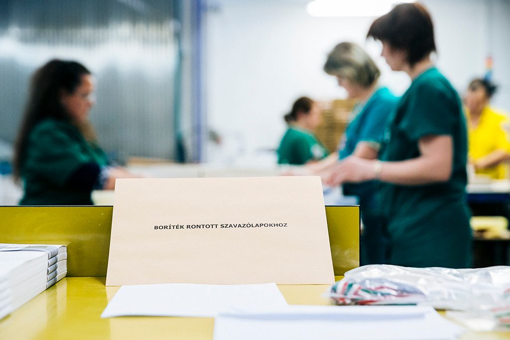 Már nyomtatják az április 8-ai országgyűlési választás szavazólapjait, a nyomtatás múlt héten szombaton kezdődött a ÁNY Biztonsági Nyomda kőbányai géptermeiben és a csomagolócsarnokába. Fotó: Horváth Péter Gyula