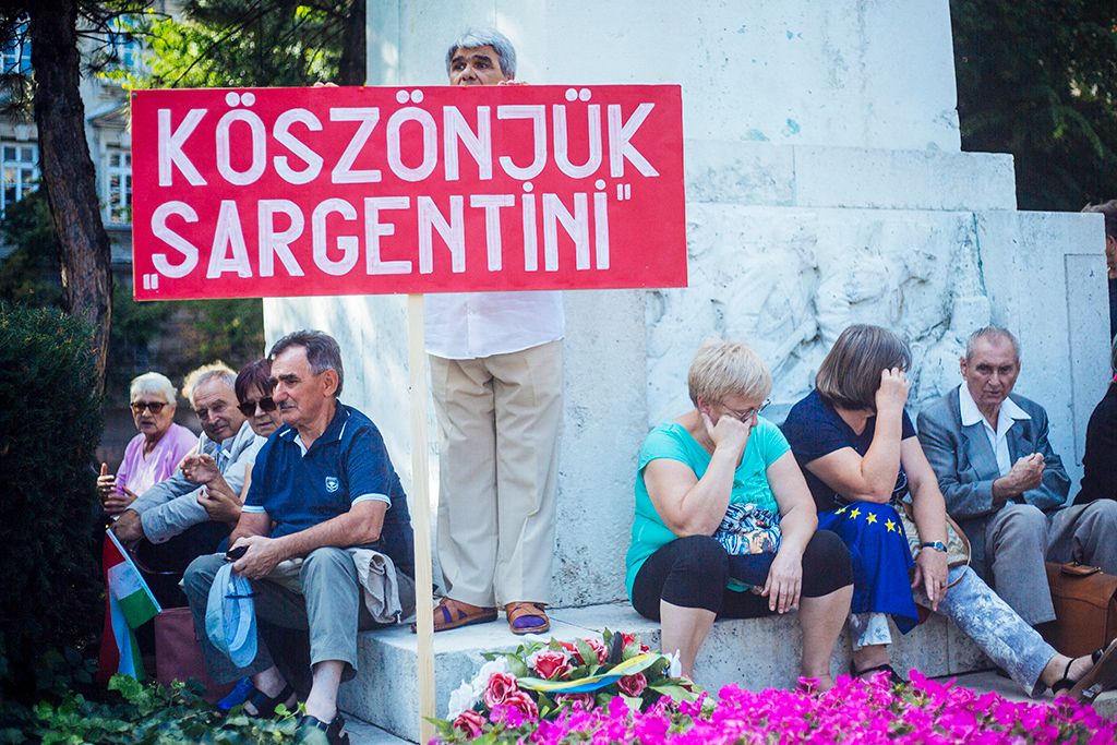 Vasárnap délután közösen tüntetett az MSZP, a DK és a Párbeszéd, az esemény apropója a Sargentini-jelentés, a három párt az esemény leírásában úgy fogalmazott "az európai Magyarországért a Sargentini-jelentést megszavazó összes ellenzéki párt" hirdetett tüntetést. Fotó: Horváth Péter Gyula
