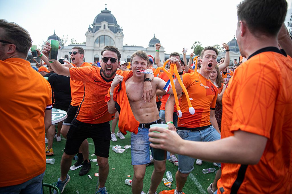 Bulival hangoltak a holland szurkolók az esti mérkőzésre 16-HPGy