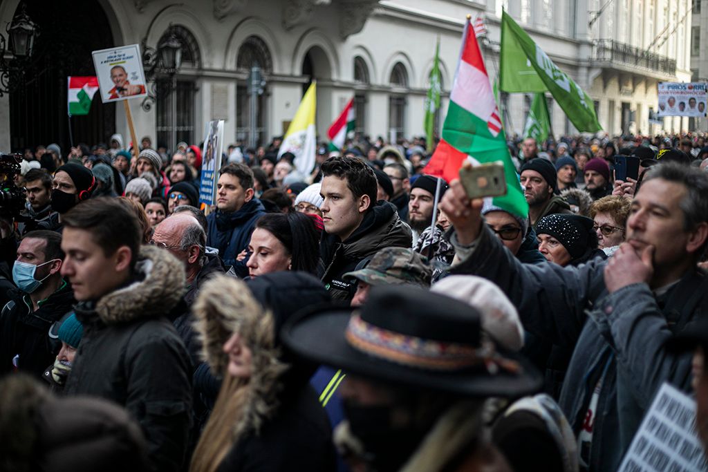 Tüntettek az oltásellenesek-utcán a Mi Hazánk 14-HPGy