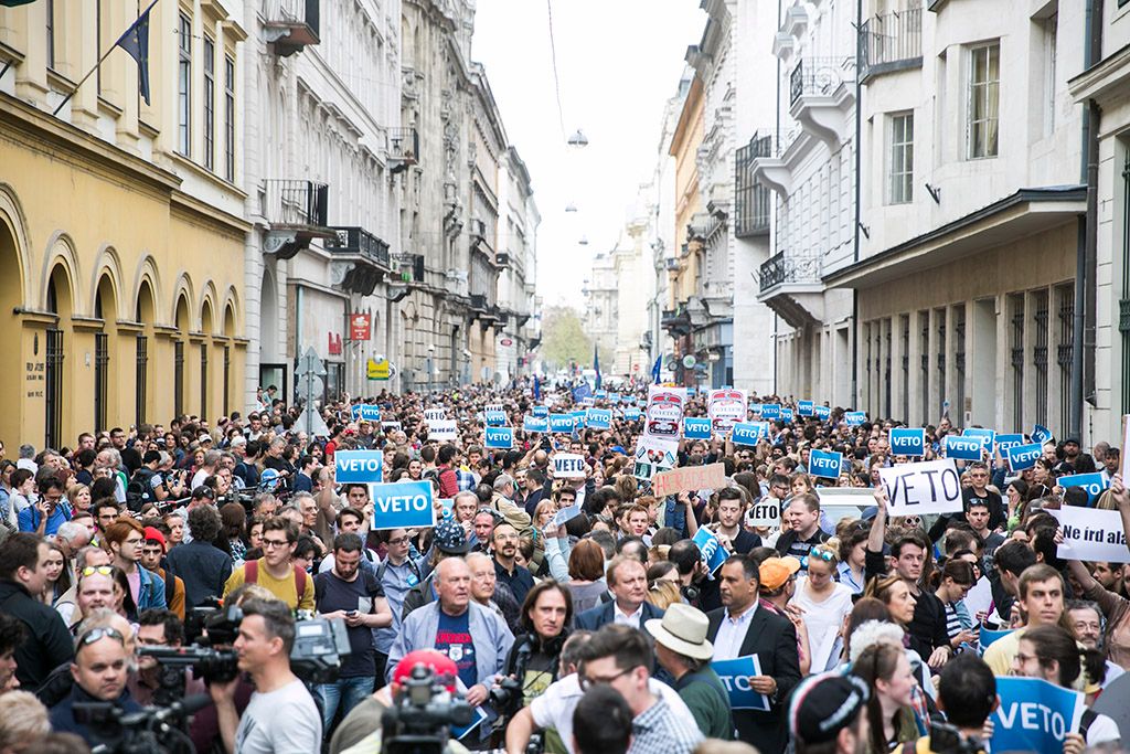 Résztvevők az Oktatási szabadságot csoport Élőlánc a CEU körül címmel meghirdetett demonstrációján Fotó: Horváth Péter Gyula